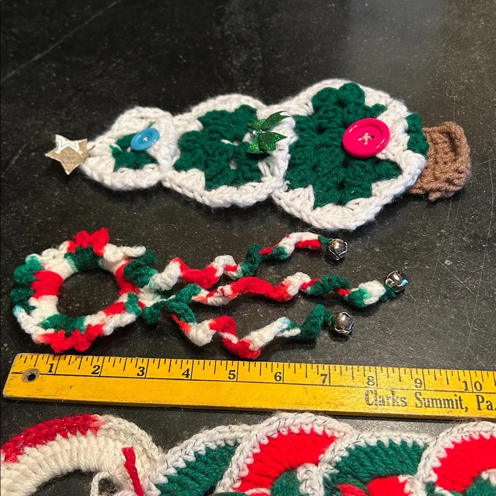 4 piece Lot Hand Crocheted Christmas Decor 2 Wall Hangers & Yards of Garland MCM